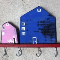 Wieszak drewniany na klucze, domki ozdobne. D057. Hölzerner Schlüsselhänger, dekorative Häuser. Wooden key hanger, decorative houses.