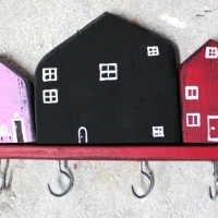Wieszak drewniany na klucze, domki ozdobne. D058. Hölzerner Schlüsselhänger, dekorative Häuser. Wooden key hanger, decorative houses.