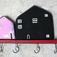 Wieszak drewniany na klucze, domki ozdobne. D059. Hölzerner Schlüsselhänger, dekorative Häuser. Wooden key hanger, decorative houses.