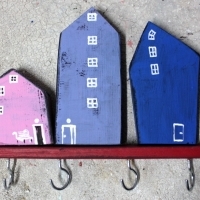 Wieszak drewniany na klucze, domki ozdobne. D061. Hölzerner Schlüsselhänger, dekorative Häuser. Wooden key hanger, decorative houses.