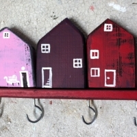 Wieszak drewniany na klucze, domki ozdobne. D063. Hölzerner Schlüsselhänger, dekorative Häuser. Wooden key hanger, decorative houses.
