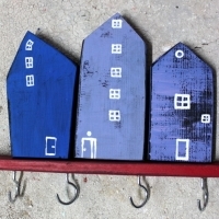 Wieszak drewniany na klucze, domki ozdobne. D067. Hölzerner Schlüsselhänger, dekorative Häuser. Wooden key hanger, decorative houses.