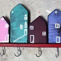Wieszak drewniany na klucze, domki ozdobne. D069. Hölzerner Schlüsselhänger, dekorative Häuser. Wooden key hanger, decorative houses.