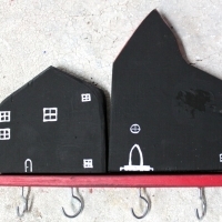 Wieszak drewniany na klucze, domki ozdobne. D070. Hölzerner Schlüsselhänger, dekorative Häuser. Wooden key hanger, decorative houses.