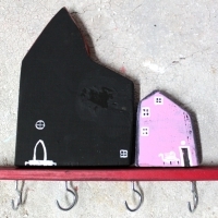 Wieszak drewniany na klucze, domki ozdobne. D072. Hölzerner Schlüsselhänger, dekorative Häuser. Wooden key hanger, decorative houses.
