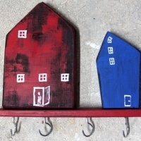 Wieszak drewniany na klucze, domki ozdobne. D074. Hölzerner Schlüsselhänger, dekorative Häuser. Wooden key hanger, decorative houses.