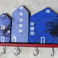 Wieszak drewniany na klucze, domki ozdobne. D076. Hölzerner Schlüsselhänger, dekorative Häuser. Wooden key hanger, decorative houses.