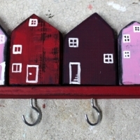 Wieszak drewniany na klucze, domki ozdobne. D078. Hölzerner Schlüsselhänger, dekorative Häuser. Wooden key hanger, decorative houses.