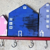 Wieszak drewniany na klucze, domki ozdobne. D079. Hölzerner Schlüsselhänger, dekorative Häuser. Wooden key hanger, decorative houses.