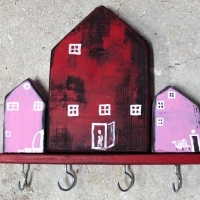 Wieszak drewniany na klucze, domki ozdobne. D081. Hölzerner Schlüsselhänger, dekorative Häuser. Wooden key hanger, decorative houses.
