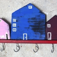 Wieszak drewniany na klucze, domki ozdobne. D082. Hölzerner Schlüsselhänger, dekorative Häuser. Wooden key hanger, decorative houses.