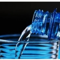 Jak pić wodę? Ile wody dziennie w stosunku do masy ciała potrzeba przy wysiłku fizycznym lub ćwiczeniach mięśni.
