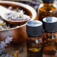 Prirodna esencijalna i aromatična ulja za aromaterapiju.