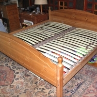 Łóżko podwójne: drewno masywne:  niemieckie z metalowymi stelażami:
