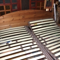 Łóżko podwójne: drewno masywne:  niemieckie z metalowymi stelażami: