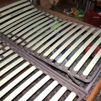 Łóżko podwójne: drewno masywne:  niemieckie z metalowymi stelażami: