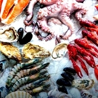 Dəniz məhsulları: xərçəngkimilər, karides, lobsters, midye: istiridyə, midye, mərmi, kalamar və ahtapot: