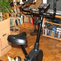 trenażer domowy: rower treningowy z oprogramowaniem i pomiarem pulsu, kalorii, kilometrów, szybkości, czasu.