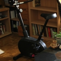 trenażer domowy: rower treningowy z oprogramowaniem i pomiarem pulsu, kalorii, kilometrów, szybkości, czasu.