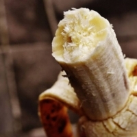 ペディキュア：ペディキュアに関しては、バナナの皮で足をこする方法と理由：
