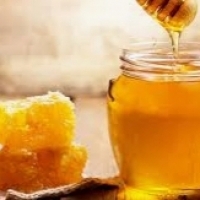 Qu'arrivera-t-il à votre corps si vous commencez à manger du miel quotidiennement avant le coucher? Triglycérides: Miel: Tryptophane: