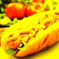 Hot dog, czyli bułka nadziewana parówką, musztardą, warzywami, sosami: