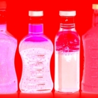 Butelkowane dresingi do sałatek to gejzer, z którego bije cukier, sztuczne barwniki, fruktoza i syrop kukurydziany.