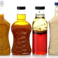 Abgefüllte Salatsaucen sind ein Geysir aus Zucker, künstlichen Farbstoffen, Fruktose und Maissirup.