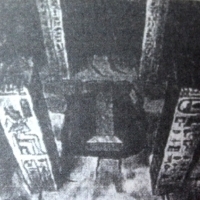 Die mysteriöse Zeremonie, Köpfe zu drehen und den Körper aus vielen Teilen zu kleben. Das Geheimnis von Osiris. Grab von Osiris. Beressos.