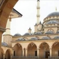 بَلَى مَنْ أَسْلَمَ وَجْهَهُ لِلَّهِ وَهُوَ مُحْسِنٌ فَلَهُ أَجْرُهُ عِنْدَ رَبِّهِ وَلا خَوْفٌ عَلَيْهِمْ وَلا هُمْ يَحْزَنُونَ