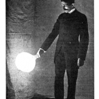 Tesla wynalazł bezprzewodowy system oświetlenia mieszkaniowego pod koniec lat osiemdziesiątych XIX wieku z lampami, których nie trzeba podłączać.
