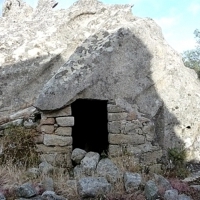 In Corsica orii are caves which entrances are walled in with dry stones.