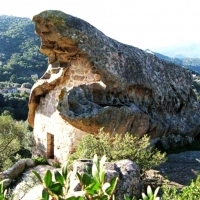 In Corsica orii are caves which entrances are walled in with dry stones.