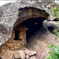 In Corsica orii are caves which entrances are walled in with dry stones.