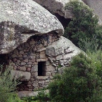 In Corsica orii are caves which entrances are walled in with dry stones.