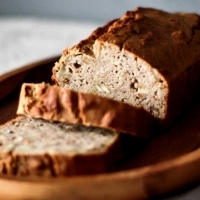 Jak upiec chleb bez drożdży? Przepis z siedmiu składników.