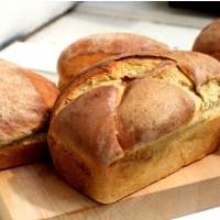 Jak upiec chleb bez drożdży? Przepis z siedmiu składników.