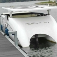 Zdalnie sterowana łódź Tesli z jej obecnym automatycznym i elektrycznym prototypem.