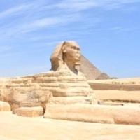 Sfinks to kolosalny pomnik znajdujący się na płaskowyżu Gizy z trzema gigantycznymi piramidami.