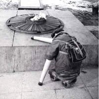 Photo of a Soviet war veteran near the Eternal Flame on the anniversary of Victory Day.