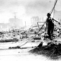 masakra w Tulsa miała miejsce na Czarnej Wall Street, najbogatszej wówczas społeczności czarnych w Stanach Zjednoczonych.⁣⁣ ⁣⁣
