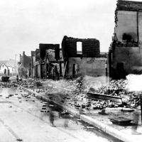 masakra w Tulsa miała miejsce na Czarnej Wall Street, najbogatszej wówczas społeczności czarnych w Stanach Zjednoczonych.⁣⁣ ⁣⁣