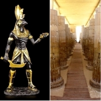 Ten aspekt Horusa odnosi się do jego narodzin i wychowania w tajemnicy przez jego matkę ISIS.