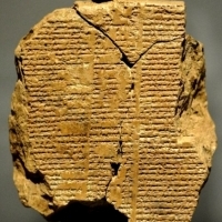 Wiersz opowiada historię Gilgamesza, króla Uruk i jego przyjaciela Enkidu.