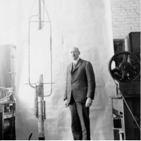 Dr Robert H Goddard pozuje obok swojej rakiety na paliwo płynne.