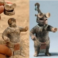 Ceramiczna figurka Majów ze zdejmowanym hełmem.