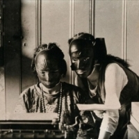 1921rok. Dwie kobiety noszące gumowe maski kosmetyczne przeznaczone do usuwania zmarszczek i przebarwień.