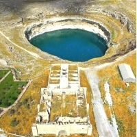 180-metrowy "dzban Kızören" wypełniony wodą w Konya Karatay i 800-letni karawanseraj Seldżuków.