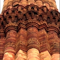 Detale kamieniarskie z Minaret Qutub, New Delhi, Indie.