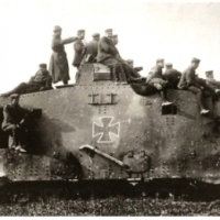 Nowoczesna pocztówka fotograficzna odebrana z Muzeum Czołgów, przedstawiająca niemiecki czołg Sturmpanzerwagen 'A7V' z I wojny światowej.